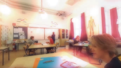 En suddig bild i ett klassrum med personer i